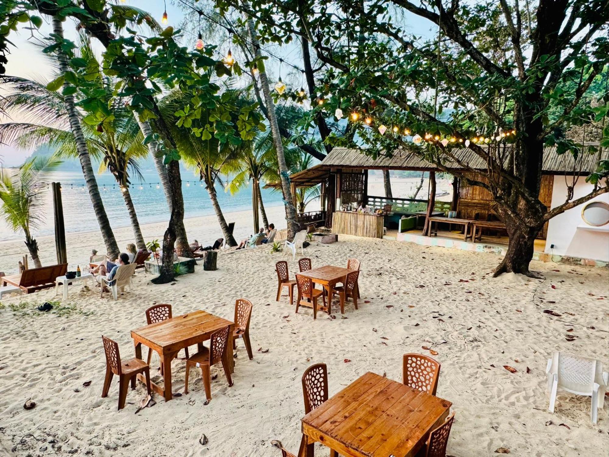 Sunny Cove Beach Resort Koh Phayam Ранонг Экстерьер фото