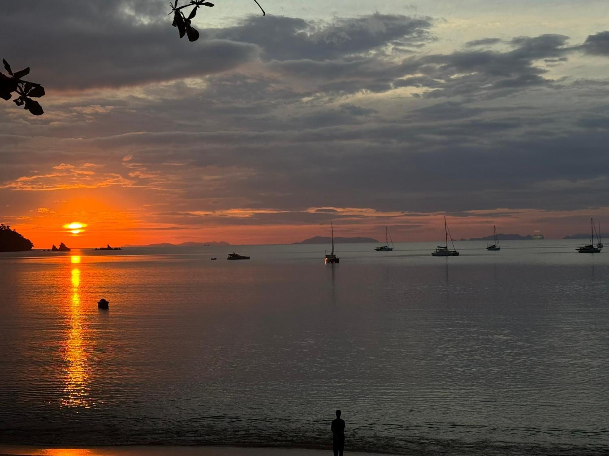 Sunny Cove Beach Resort Koh Phayam Ранонг Экстерьер фото